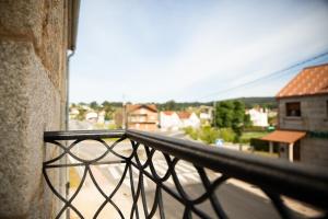 balkon z widokiem na miasto w obiekcie O Legado de Ramira w mieście Villanueva de Arosa