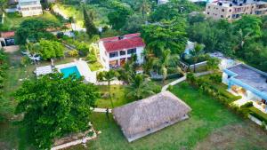 eine Luftansicht eines Hauses mit Hof in der Unterkunft Sergio Romano in Boca Chica