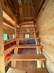 - un sauna en bois avec un banc dans une cabine dans l'établissement Domek Letniskowy nad Jeziorem, Las, Mazury, à Wiartel Mały