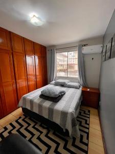 um quarto com uma cama e uma janela em Excelente Apartamento - Localização ótima em Macapá