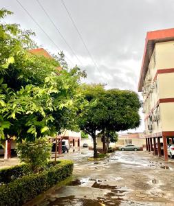 um parque de estacionamento com árvores no meio de uma rua em Excelente Apartamento - Localização ótima em Macapá