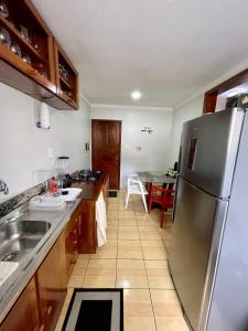 uma cozinha com um frigorífico de aço inoxidável e uma mesa em Excelente Apartamento - Localização ótima em Macapá