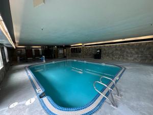 een groot zwembad in een gebouw bij Comfort Suites Near Vancouver Mall in Vancouver