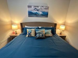 um quarto com uma cama com lençóis e almofadas azuis em Luxéry Stay Chicago - Across from McCormick Place & Wintrust Arena em Chicago