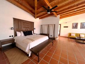 - une chambre avec un lit et un ventilateur de plafond dans l'établissement Casa Entrevez, à Valle de Guadalupe