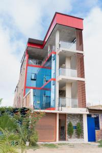 ein Apartmenthaus mit rotem Dach in der Unterkunft Edificio Rojo Departamentos. in Tarapoto