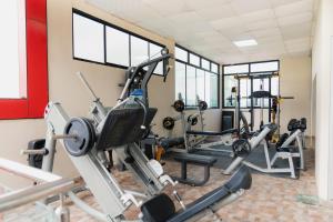einen Fitnessraum mit mehreren Laufbändern in einem Zimmer in der Unterkunft Edificio Rojo Departamentos. in Tarapoto