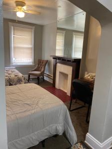Schlafzimmer mit einem Bett, einem Schreibtisch und einem Spiegel in der Unterkunft Charming 3 bedroom apartment midtown in Cincinnati