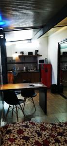 a kitchen with a table and chairs in a room at Studio C Minerva zona residencial 1er piso in Guadalajara