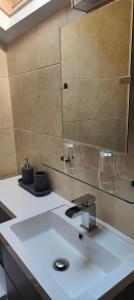 Ein Badezimmer in der Unterkunft Ystafell Gelert Room