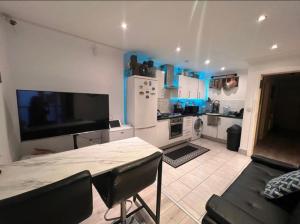 un soggiorno con tavolo e cucina di Modern Appartment a Londra