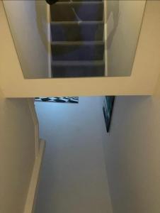 una vista sul soffitto di una scala in una casa di Modern Appartment a Londra