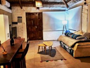 a living room with a couch and a table at Fabulosa y confortable cabaña in Mendoza