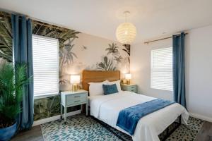 een slaapkamer met een bed en 2 ramen bij Backyard Pool Oasis @ Tropicale Blue in Coachella
