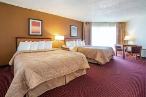 een hotelkamer met 2 bedden en een raam bij Lake Mead Inn in Boulder City