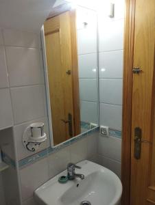 a bathroom with a sink and a mirror at Adosado con Patio Punta Umbria in Punta Umbría