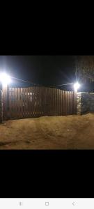 Una cerca de noche con dos luces encendidas. en Lo de Valentino Cabaña en Cachí