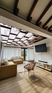 薩奇卡的住宿－Boho Home - Casa Campestre, Respira Naturaleza!，带沙发和电视的客厅