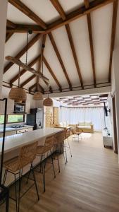 cocina y comedor con mesa larga y sillas en Boho Home - Casa Campestre, Respira Naturaleza!, en Sáchica