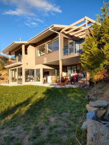 an image of a house with a yard at Willow Bay Lodge in Jindabyne