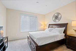 安納海姆的住宿－Lovely & coxy 2BR/2BA! 5MIN to Disney!，一间卧室设有一张大床和一个窗户。