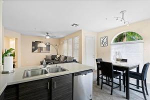 Χώρος καθιστικού στο Lovely & coxy 2BR/2BA! 5MIN to Disney!