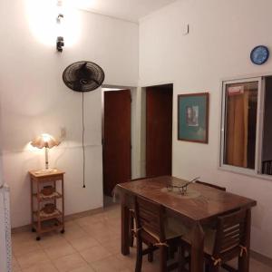 パラナにあるDepartamentos del Puertoのダイニングルーム(テーブル、ランプ付)