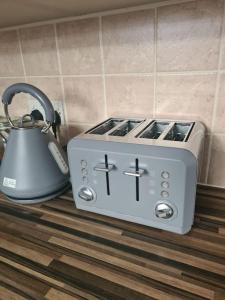 a tea kettle and a toaster on a kitchen counter at The Almond in Manchester