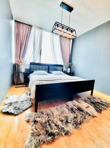 een slaapkamer met een groot bed en een tapijt bij Bus Hostel Reykjavik - Reykjavik Terminal in Reykjavík