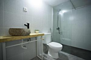 uma casa de banho com um lavatório, um WC e um chuveiro em As Hortênsias em Mindelo