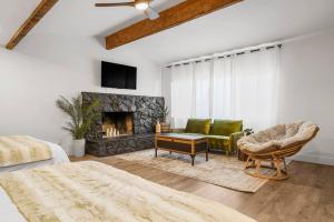 TV a/nebo společenská místnost v ubytování Backyard Pool Oasis @ the Tulum House