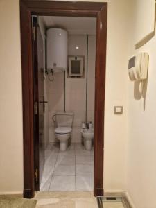 La salle de bains est pourvue de toilettes et d'un lavabo. dans l'établissement Plage, Piscine, et Confort Moderne, à Skhirat