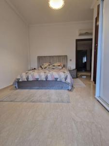 een slaapkamer met een bed in een kamer bij Plage, Piscine, et Confort Moderne in Skhirat