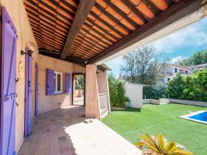 Bazén v ubytovaní Villa in Vidauban near Vineyards & Beaches alebo v jeho blízkosti