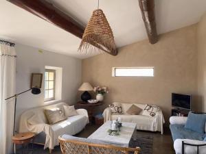 ルシヨンにあるCelebrity style Villa in Roussillon with private pool and garden with viewsのリビングルーム(ソファ、テーブル付)
