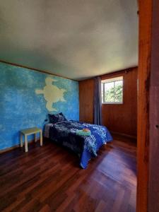 um quarto com uma cama e uma janela em marari rapa nui em Hanga Roa