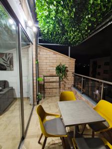 a patio with a table and chairs on a balcony at Apartamento en Laureles con Excelente Ubicación in Medellín