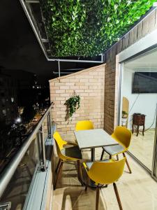 Apartamento en Laureles con Excelente Ubicación في ميديلين: طاولة وكراسي على شرفة المبنى