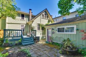 una casa verde con porche y puerta en Historical Portland Home Less Than 2 Mi to Downtown! en Portland