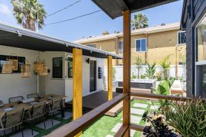 um deque com uma mesa e cadeiras numa casa em * Backyard Oasis + Central Location @ The Wilson * em San Diego