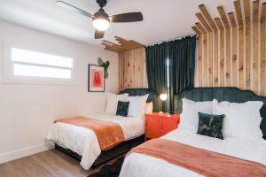 um quarto com 2 camas e uma ventoinha de tecto em * Backyard Oasis + Central Location @ The Wilson * em San Diego