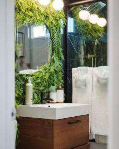 uma casa de banho com um lavatório e um espelho em * Backyard Oasis + Central Location @ The Wilson * em San Diego