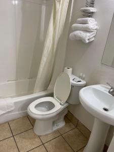 A bathroom at Safari Motel