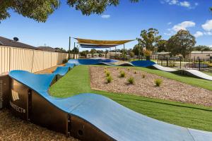 un skatepark avec rampes bleues dans un parc dans l'établissement BIG4 Tasman Holiday Parks - Bendigo, à Bendigo