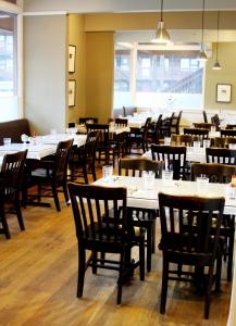 une salle à manger avec des tables et des chaises dans l'établissement The Driftwood Lodge, à Juneau