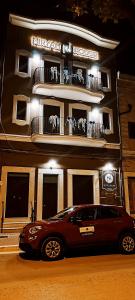un'auto parcheggiata di fronte a un edificio di notte di Miryam House Affittacamere Suite e Relax a San Severo