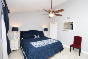 Un dormitorio con una cama azul y un ventilador de techo. en Luxurious Scottsdale Guesthouse by the Pool, en Phoenix 18 fotos más