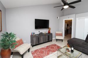 een woonkamer met een bank en een flatscreen-tv bij Luxurious Scottsdale Guesthouse by the Pool in Phoenix
