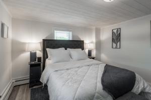 - une chambre avec un grand lit et deux lampes dans l'établissement Luxurious Retreat, Parking, Restaurants, Near New Hope, 1mile Delaware River, à Lambertville
