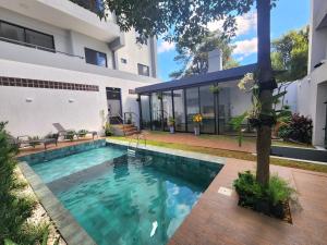 a swimming pool in the backyard of a house at Departamento de lujo tipo dúplex in Ciudad del Este